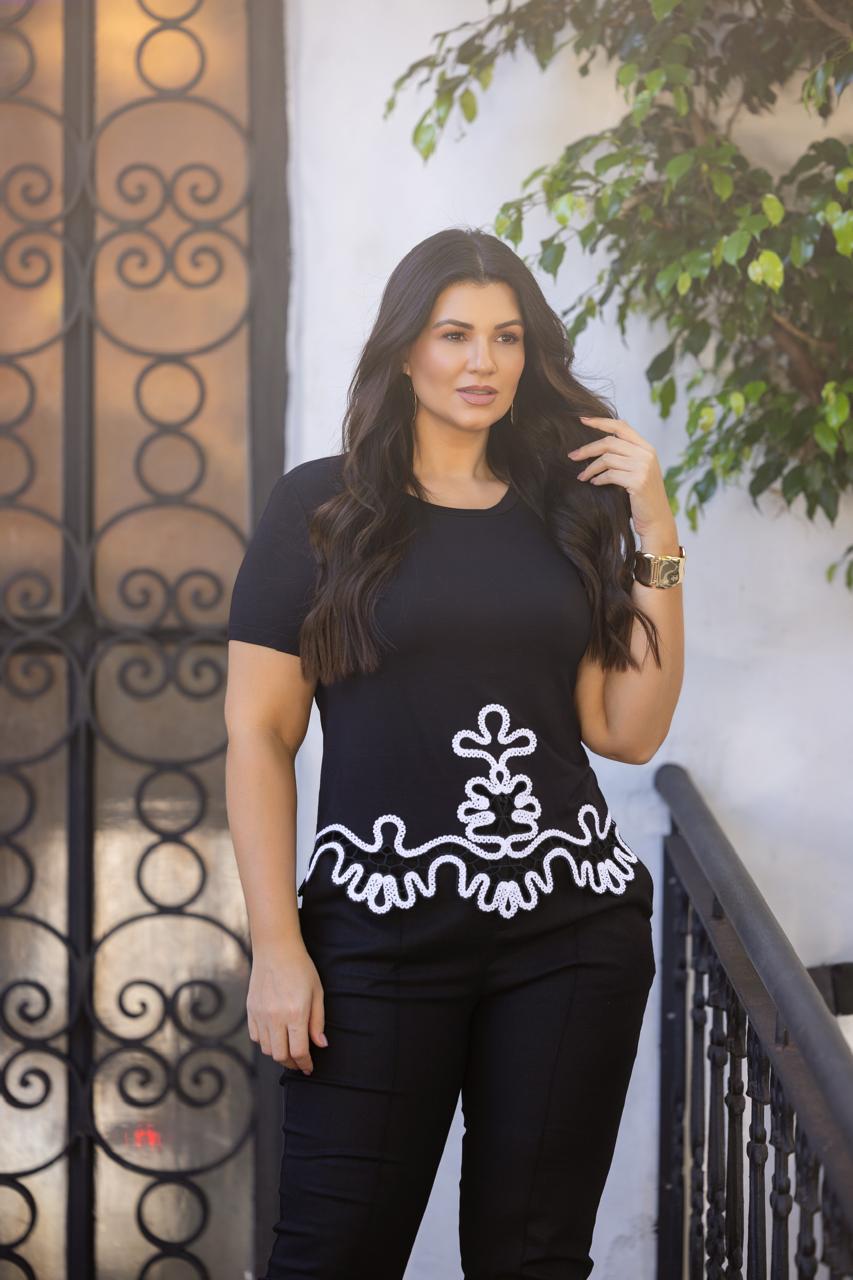 Blusa em viscose com bordado