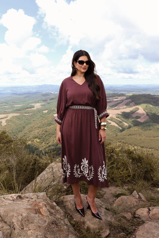 Vestido com cinto bordado